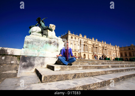 La femme médite sur un fond de chapelle de Versailles. France Banque D'Images