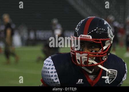 Anthony Averett, un gardien de Woodbury High School, regarde une passe pendant les échauffements d’avant-match pour le Semper Fidelis All-American Bowl au Home Depot Center de Carson, en Californie. Banque D'Images