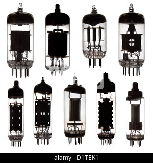 Tubes à vide en verre.radio à fort contraste dans la photo.Rétroéclairage isolé sur fond blanc. Banque D'Images