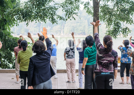 HANOI, Vietnam — Un groupe de femmes locales font du Tai Chi le matin sur les rives du lac Hoan Kiem au cœur de Hanoi, Vietnam. Banque D'Images