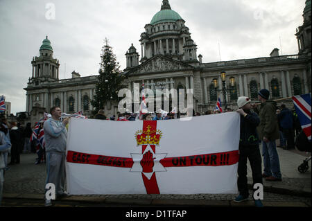 Belfast, Royaume-Uni. 5Th Jan, 2013. Un drapeau après protestation du Conseil de la ville de Belfast a voté le 3 décembre 2012 pour restreindre le battant Union Jack flag à partir de l'hôtel de ville pour 17 jours par an, là où auparavant il a volé tous les jours de l'année. Belfast, Irlande du Nord. Bonzo/Alamy Live News Banque D'Images