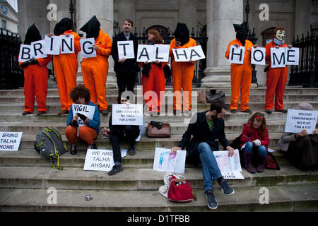 Londres, Royaume-Uni. Samedi 5 janvier 2013. Les manifestants en combinaisons orange protester contre le projet d'extradition de Syed Talha Ahsan, citoyen britannique, qui a été maintenue en détention au Royaume-Uni depuis 2006. Il a été arrêté en réponse à une demande des États-Unis en vertu de la Loi sur l'Extradition UK 2003. Il est le co-accusé avec un autre citoyen britannique Babar Ahmad, un cas à la Cour européenne des Droits de l'homme. Les deux hommes sont accusés par les Etats-Unis d'infractions liées au terrorisme. Banque D'Images