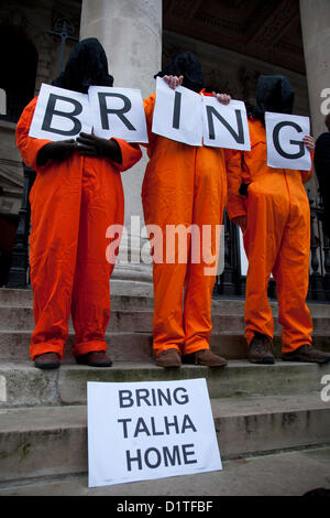 Londres, Royaume-Uni. Samedi 5 janvier 2013. Les manifestants en combinaisons orange protester contre le projet d'extradition de Syed Talha Ahsan, citoyen britannique, qui a été maintenue en détention au Royaume-Uni depuis 2006. Il a été arrêté en réponse à une demande des États-Unis en vertu de la Loi sur l'Extradition UK 2003. Il est le co-accusé avec un autre citoyen britannique Babar Ahmad, un cas à la Cour européenne des Droits de l'homme. Les deux hommes sont accusés par les Etats-Unis d'infractions liées au terrorisme. Banque D'Images
