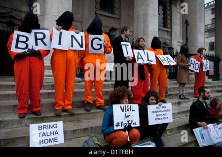 Londres, Royaume-Uni. Samedi 5 janvier 2013. Les manifestants en combinaisons orange protester contre le projet d'extradition de Syed Talha Ahsan, citoyen britannique, qui a été maintenue en détention au Royaume-Uni depuis 2006. Il a été arrêté en réponse à une demande des États-Unis en vertu de la Loi sur l'Extradition UK 2003. Il est le co-accusé avec un autre citoyen britannique Babar Ahmad, un cas à la Cour européenne des Droits de l'homme. Les deux hommes sont accusés par les Etats-Unis d'infractions liées au terrorisme. Banque D'Images