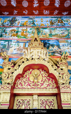 Wat Phonxay Sanasongkham Temple Door Luang Prabang Laos // LUANG PRABANG, Laos — la porte principale et le mur richement décorés du Wat Phonxay Sanasongkham présentent l'architecture traditionnelle du temple bouddhiste lao et l'artisanat. Le temple, situé dans le centre historique de Luang Prabang, présente des éléments décoratifs complexes typiques des édifices religieux du nord du Laos. Wat Phonxay Sanasongkham est un lieu de culte actif au sein de la ville classée au patrimoine mondial de l'UNESCO. Luang Prabang, ancienne capitale royale du Laos, est réputée pour sa collection bien conservée de temples bouddhistes et coloniaux français Banque D'Images