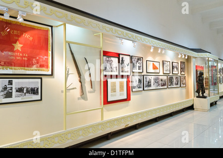 Un mur de photos et autres artefacts. Le Musée de la Révolution vietnamienne dans la région de Dan Tong Hanoi, non loin du lac Hoan Kiem, a été créé en 1959 et est consacré à l'histoire de la révolution socialiste au Vietnam. Banque D'Images