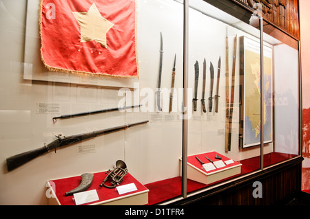 Un cas d'exposition avec des armes utilisées dans la lutte révolutionnaire. Le Musée de la Révolution vietnamienne dans la région de Dan Tong Hanoi, non loin du lac Hoan Kiem, a été créé en 1959 et est consacré à l'histoire de la révolution socialiste au Vietnam. Banque D'Images