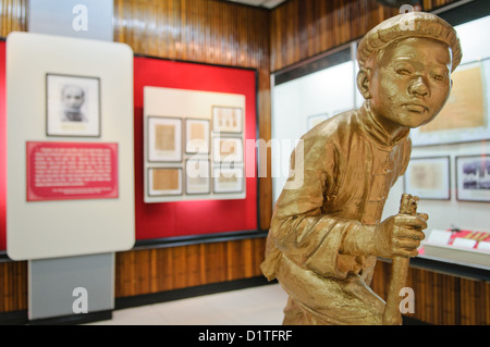 HANOI, Vietnam — Statue et exposition. Le Musée de la Révolution vietnamienne dans la région de Tong Dan à Hanoi, non loin du lac Hoan Kiem, a été créé en 1959 et est consacré à l'histoire du mouvement révolutionnaire socialiste au Vietnam. Banque D'Images