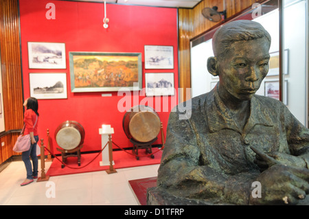 HANOI, Vietnam — au premier plan à droite se trouve une statue en gypse intitulée camarade Tran Phy écrit une thèse politique de Nguyen Minh Tri (Dao Van Can) en 1961. Le Musée de la Révolution vietnamienne dans la région de Tong Dan à Hanoi, non loin du lac Hoan Kiem, a été créé en 1959 et est consacré à l'histoire du mouvement révolutionnaire socialiste au Vietnam. Banque D'Images