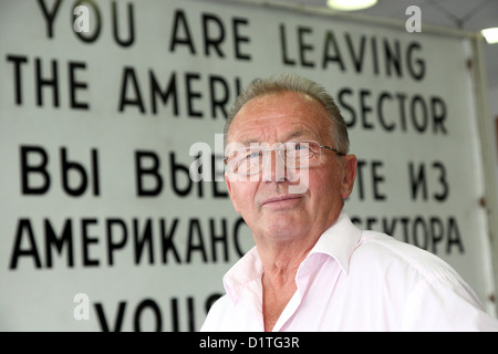 Portrait de l'assistant s'échapper dans l'Rudi Thurow Musée du Mur de Berlin, Allemagne Banque D'Images