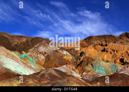 Les pistes variées d'artistes Palette dans la vallée de la mort, en Californie. Différents pigments minéraux ont coloré le dépôt volcanique Banque D'Images