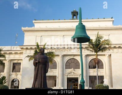 Le Père Junipero Serra statue en face de Ventura ou San Buenaventura hôtel de ville en Californie Banque D'Images