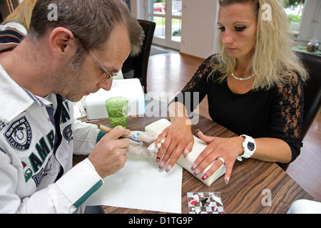 Berlin, Allemagne, un concepteur d'ongle ongles décorés avec des dessins à l'aérographe Banque D'Images