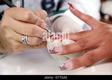 Berlin, Allemagne, un concepteur d'ongle ongles décorés Banque D'Images