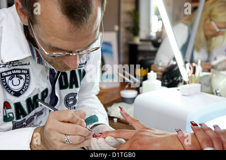 Berlin, Allemagne, un concepteur d'ongle ongles décorés Banque D'Images