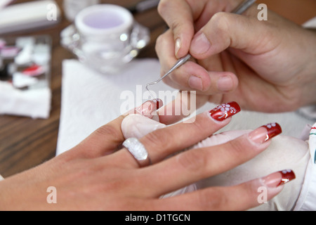 Berlin, Allemagne, un concepteur d'ongle ongles décorés avec des paillettes Banque D'Images