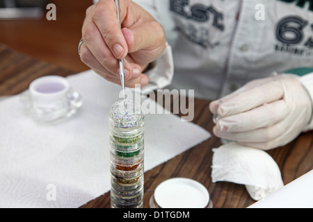 Berlin, Allemagne, un concepteur d'ongle ongles décorés avec des paillettes Banque D'Images