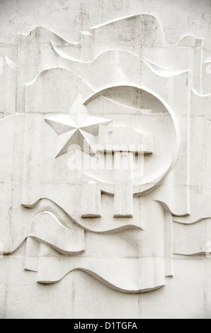 HANOI, Vietnam — le symbole communiste d'un marteau et d'une faucille gravés dans le mur au-dessus de l'entrée principale du Ho Chi Minh, ou oncle Ho, l'ancien dirigeant du Nord Vietnam et fondateur du Vietnam unifié moderne. Banque D'Images