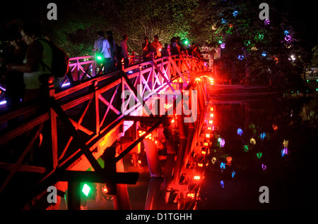 HANOI, Vietnam — les lumières du pont Huc (pont de la lumière du soleil du matin). Le pont en bois peint en rouge relie la rive nord du lac à l'île de Jade et au temple de la montagne de Jade (temple Ngoc son). Banque D'Images