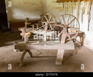 Vieux rouet fabriqués à partir de bois et des branches dans la Purisima mission Californie Banque D'Images