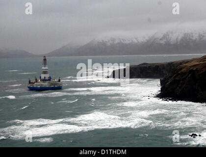 Royal Dutch Shell pour l'unité de forage Kulluk conique se trouve échoué 40 milles au sud-ouest de la ville de Kodiak, Alaska, sur la rive de l'île Sitkalidak JAN. 5, 2013.. Les équipes de sauvetage a travaillé pour retirer le Kulluk de la plage. (U.S. Photo de la Garde côtière par Maître de 1re classe Travis Marsh/libérés) Banque D'Images