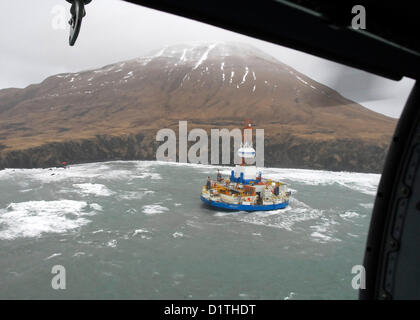 Royal Dutch Shell pour l'unité de forage Kulluk conique se trouve échoué 40 milles au sud-ouest de la ville de Kodiak, Alaska, sur la rive de l'île Sitkalidak JAN. 5, 2013.. Les équipes de sauvetage a travaillé pour retirer le Kulluk de la plage. (U.S. Photo de la Garde côtière par Maître de 1re classe Travis Marsh/libérés) Banque D'Images