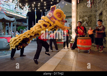 Un dessin animé lion chinois exécute une danse rituelle au cours d'un festival à l'Thean Hou Temple chinois de Penang, Malaisie Banque D'Images