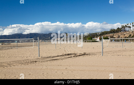 Rangées de vide de volley-ball de plage à Santa Monica en Californie avec des montagnes en arrière-plan Banque D'Images
