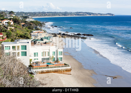 Malibu- maisons modernes donnent sur l'océan et des vagues par El Matador state beach à Malibu, Californie Banque D'Images