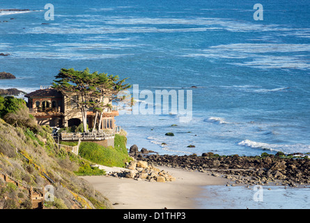 Maisons modernes donnent sur l'océan et des vagues par la Piedra state beach à Malibu en Californie Banque D'Images