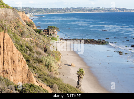 Maisons modernes donnent sur l'océan et des vagues par la Piedra state beach à Malibu en Californie Banque D'Images