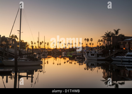 Coucher de soleil sur le développement résidentiel par l'eau de Ventura en Californie avec des maisons modernes et des yachts bateaux Banque D'Images