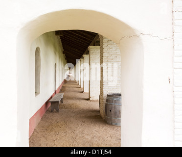 Promenade longue à Mission La Purisima Conception à la California State Park à Lompoc Banque D'Images