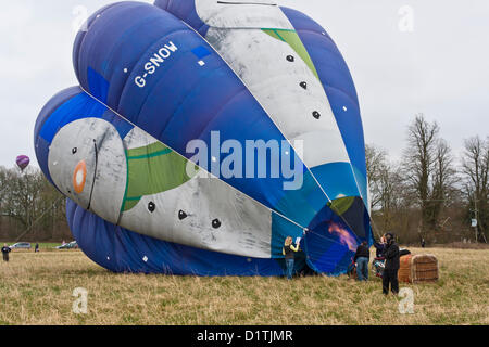 Samedi 5 janvier 2013, Wiltshire, Royaume-Uni. Un ballon se prépare à un vol à la 41e Annual International Icicle Balloon Rencontrez. L'événement a lieu en janvier de chaque année dans le sud de l'Angleterre, cette année à Warren Farm, Savernake Forest, Marlborough, Wiltshire. Image © Danny Callcut Banque D'Images