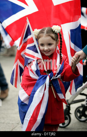 Belfast, Royaume-Uni. 5Th Jan, 2013.Une jeune fille ornée de drapeaux Union Jack flag en cours assiste à la protestation. La manifestation a eu lieu à Belfast après le Conseil municipal a voté le 3 décembre 2012 pour restreindre le battant Union Jack flag à partir de l'hôtel de ville pour 17 jours par an, là où auparavant il a volé tous les jours de l'année. Bonzo/Alamy live News Banque D'Images