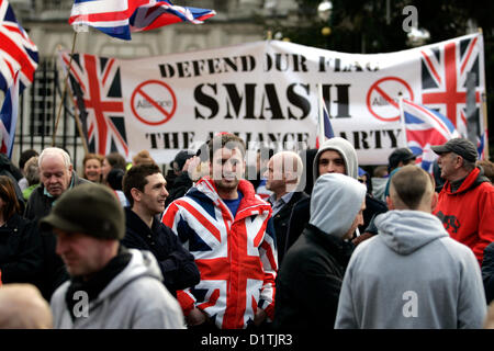 Belfast, Royaume-Uni. 5Th Jan, 2013. Un manifestant avec une Union Jack drapeau armoiries assiste à la manifestation qui a eu lieu à Belfast, après le Conseil municipal a voté le 3 décembre 2012 pour restreindre le battant Union Jack flag à partir de l'hôtel de ville pour 17 jours par an, là où auparavant il a volé tous les jours de l'année. Banque D'Images