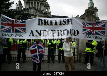 Belfast, Royaume-Uni. 5Th Jan, 2013. 'British' et fière bannière sur l'affichage à la protestation du pavillon qui a eu lieu à Belfast après le Conseil municipal a voté le 3 décembre 2012 pour restreindre le battant Union Jack flag à partir de l'hôtel de ville pour 17 jours par an, là où auparavant il a volé tous les jours de l'année. Banque D'Images