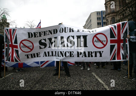 Belfast, Royaume-Uni. 5Th Jan, 2013. Briser l'Alliance, bannière, au drapeau de protestation ont lieu à Belfast après le Conseil municipal a voté le 3 décembre 2012 pour restreindre le battant Union Jack flag à partir de l'hôtel de ville pour 17 jours par an, là où auparavant il a volé tous les jours de l'année. Banque D'Images