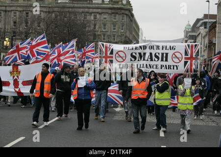 Belfast, Royaume-Uni. 5Th Jan, 2013. Des manifestants loyalistes qu'ils quittent le centre-ville de Belfast. Le drapeau des manifestations ont eu lieu à Belfast après le Conseil municipal a voté le 3 décembre 2012 pour restreindre le battant Union Jack flag à partir de l'hôtel de ville pour 17 jours par an, là où auparavant il a volé tous les jours de l'année. Banque D'Images