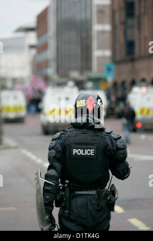 Belfast, Royaume-Uni. 5Th Jan, 2013. Agents PSNI en tenue de suivre les manifestants loyalistes qu'ils quittent le centre-ville de Belfast. Le drapeau des manifestations ont eu lieu à Belfast après le Conseil municipal a voté le 3 décembre 2012 pour restreindre le battant Union Jack flag à partir de l'hôtel de ville pour 17 jours par an, là où auparavant il a volé tous les jours de l'année. Banque D'Images