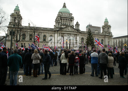 Belfast, Royaume-Uni. 5Th Jan, 2013. Agents PSNI en tenue de suivre les manifestants loyalistes qu'ils quittent le centre-ville de Belfast Banque D'Images