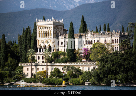 Vue d'une villa sur isola del Garda sur le lac de Garde Banque D'Images