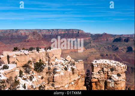 Un géant rocheuse couverte de neige au Grand Canyon en Arizona Banque D'Images