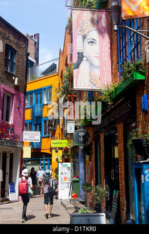 Neal's Yard Covent Garden deux femmes marchant le long Street London England UK Banque D'Images