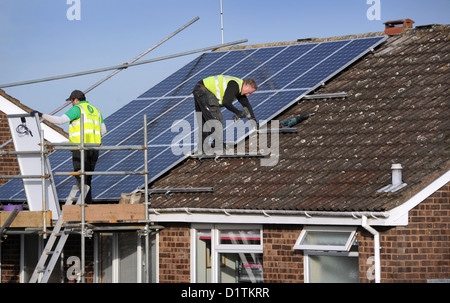 Montage des panneaux solaires pour les accidents domestiques UN TOIT DE MAISON RE LES FACTURES D'ÉNERGIE LES PRIX LES COÛTS D'ÉLECTRICITÉ NATIONAL GRID SUN POWER UK CHALEUR Banque D'Images