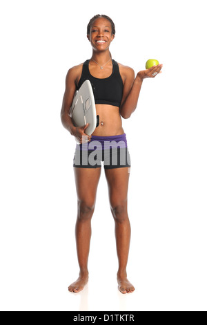 African American Woman holding apple et l'échelle isolés sur fond blanc Banque D'Images