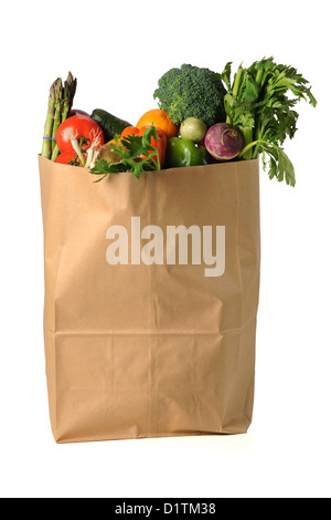 Fruits et légumes dans l'alimentation papier bag isolated over white background Banque D'Images