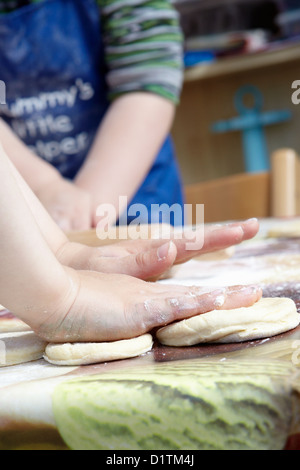Les enfants faire des tartelettes à la confiture Banque D'Images