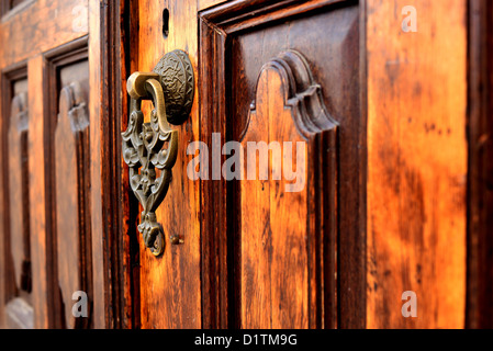 Vieille porte en bois et meubles anciens heurtoir Banque D'Images