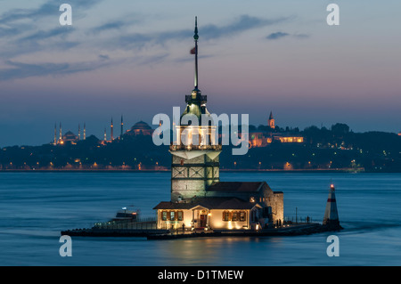 La tour de Léandre ; la mosquée bleue, Sainte-Sophie et le palais de Topkapi dans le contexte d'Istanbul,Turquie au crépuscule Banque D'Images